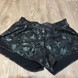 🍋 Lululemon - Hotty Hot Low rise Lined Short 4”